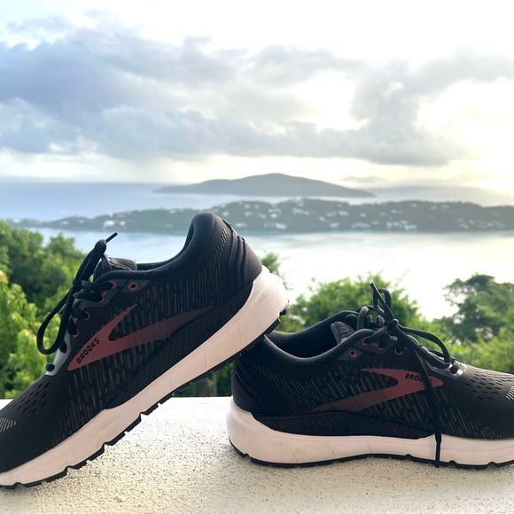 Brooks Women's Running Shoe 9.5 Addiction GTS 15 Almost new! - Picture 7 of 8